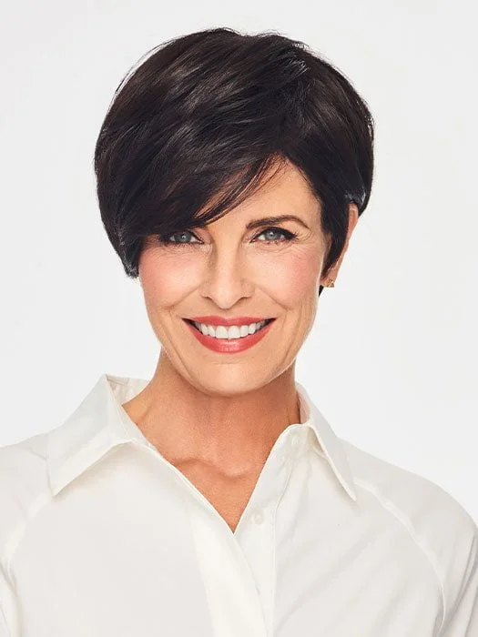 Short wig with a wavy texture for a beachy and relaxed lookNotion | Synthetic Wig (Basic Cap)